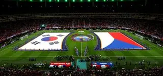 Zagapił się. Wolontariusz zawinięty w gigantyczną flagę