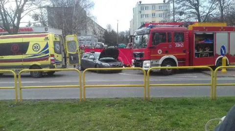 Zasłabł za kierownicą, zjechał z drogi i uderzył w latarnię. Trafił do szpitala