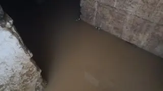 Woda w piwnicy bloku przy ulicy Armii Krajowej w Nysie. Wtorek, 17 września