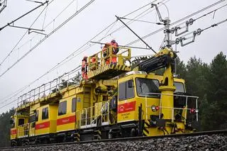 PUŁAWY ZERWANA SIEĆ TRAKCYJNA NAD TORAMI