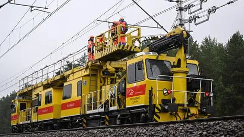 PUŁAWY ZERWANA SIEĆ TRAKCYJNA NAD TORAMI