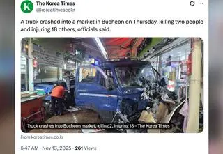 Furgonetka taranowała stoiska, ludzie uciekali na boki. Nagranie 