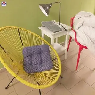 Skradziono fotel, krzesło, szafkę nocną, lampkę, poduszki i pościel