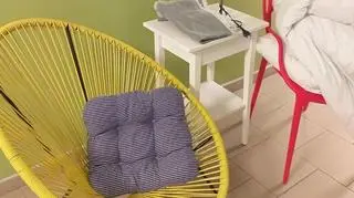 Skradziono fotel, krzesło, szafkę nocną, lampkę, poduszki i pościel