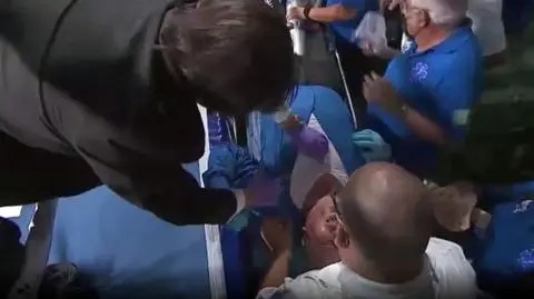 Sędzia otrzymał potężny cios i trafił na nosze