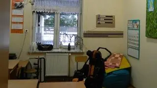 Klasa dla pięciorka dzieci, dwoje z nich porusza się na wózkach inwalidzkich