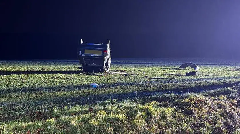 Zderzenie dwóch aut, jedno dachowało. Kierowca uciekł