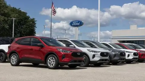 salon ford auta samochody shutterstock_2671336813