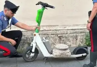 Pościg w Rzymie. Turysta z Niemiec wiózł na hulajnodze starożytny artefakt