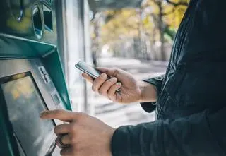 Skorzystała z "okazji" przy bankomacie, ma kłopoty