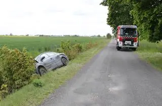 Był tak pijany, że nie mógł wydostać się z samochodu