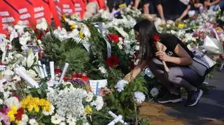 Przed dworcem kolejowym w Nowym Sadzie zebrani składali wieńce