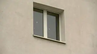 Trzylatek został sam, wyszedł na parapet. Ojciec z zarzutem