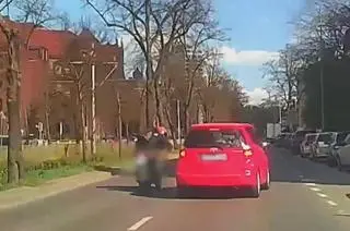 Szczecin. Motocyklista uderzał pięścią w bok jadącego samochodu