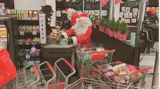 Święci Mikołajowie i elfy przeprowadzili napad na sklep