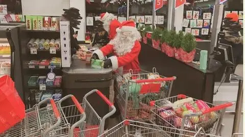 Święci Mikołajowie i elfy przeprowadzili napad na sklep