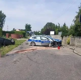 W trakcie pościgu samochód uderzył czołowo w oznakowany radiowóz