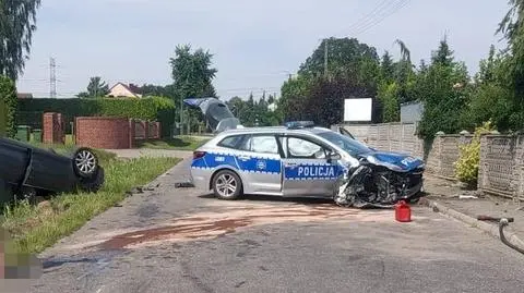 W trakcie pościgu samochód uderzył czołowo w oznakowany radiowóz