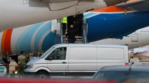  Funkcjonariusze policji opuszczają samolot, na pokładzie był też Sebastian M.