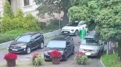 Ksiądz święcił samochody stojące na zakazie