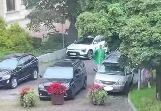 Ksiądz święcił za szybko, strażnicy nie zdążyli z mandatami. "Cud wspomożyciela"
