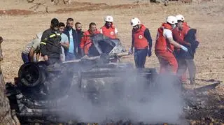 Ludzie, w tym członkowie Libańskiego Czerwonego Krzyża na miejscu ataku w miejscowości Szeba  