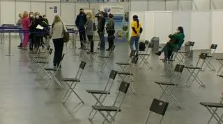 Szczepienia odbywają się w jednym z pawilonów MTP