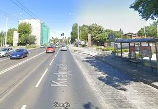 Wysiadał z tramwaju, został potrącony przez samochód