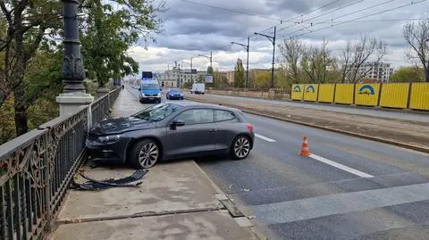 Wjechał w barierki na moście Poniatowskiego 