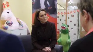Księżna Kate podczas wizyty w zakładzie karnym w Wilmslow. Odwiedziła m.in. żłobek dla niemowląt, które pierwsze miesiące swojego życia spędzą w więzieniu.