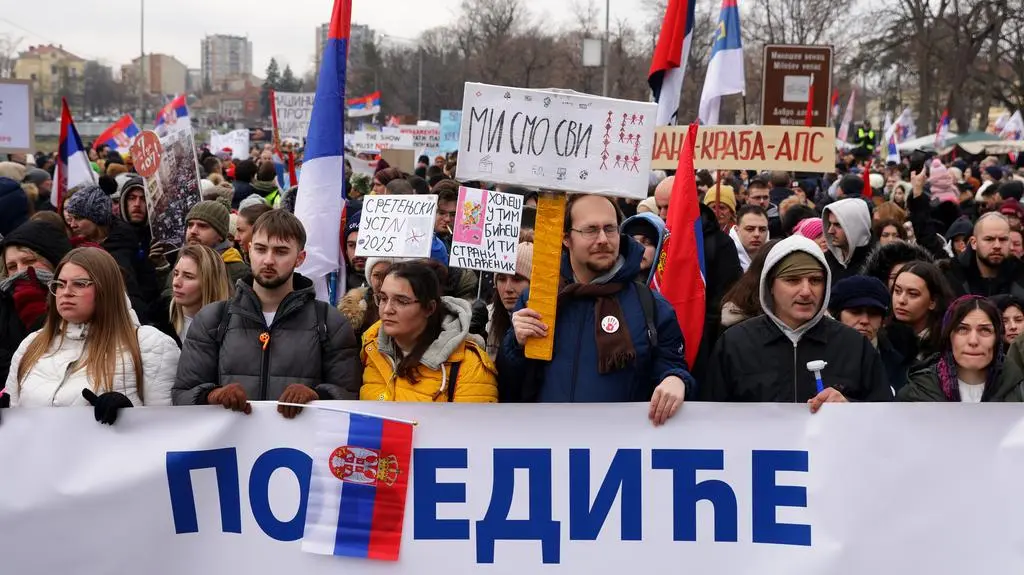 Uczestnicy protestu w mieście Kragujevac. Zdjęcie z 15 lutego 