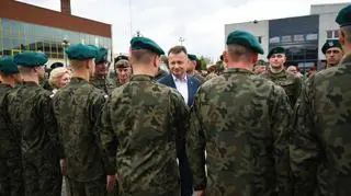 Mariusz Błaszczak w otoczeniu żołnierzy podczas pikniku wojskowego