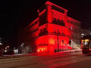 Podświetlony na czerwono budynek urzędu miasta w Mysłowicach