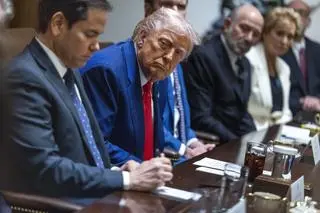 Donald Trump during the office of the office in the White House (10.04)