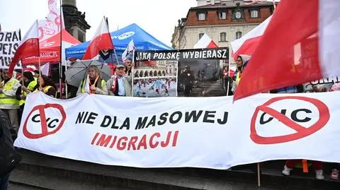Warszawa, 11.10.2025. Manifestacja zwolenników Prawa i Sprawiedliwości na Placu Zamkowym w Warszawie