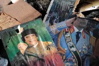 Zdjęcia Muammara Kaddafiego rozrzucone po ulicy w mieście Nalut, luty 2011 roku 