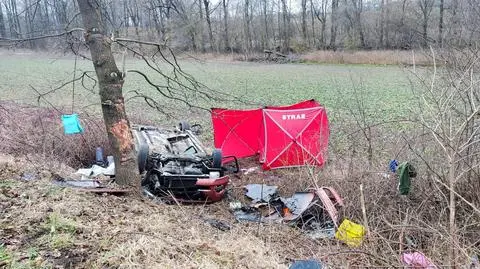 Policja ustala, jak doszło do dachowania samochodu