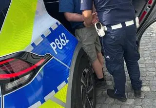 Zatrzymali go do kontroli. Okazało się, że ma w więzieniu spędzić 20 lat