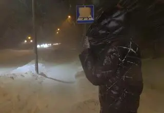Atak zimy. "Auta zwalniają, zakopują się, próbują jechać dalej"