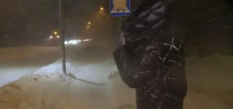 Atak zimy. "Auta zwalniają, zakopują się, próbują jechać dalej"