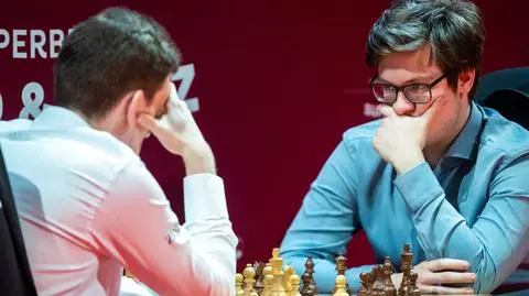 Skargi rywala i ukryte telefony. Arcymistrz zawieszony