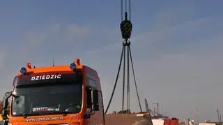 Cała maszyna ma 91 metrów długości i waży około 2200 ton