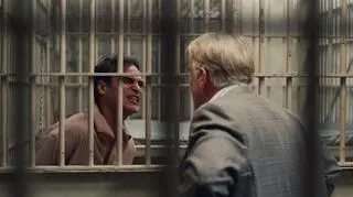 Joaquin Phoenix i Phi­li­p Sey­mo­ur Hof­f­ma­n w "Mistrzu"