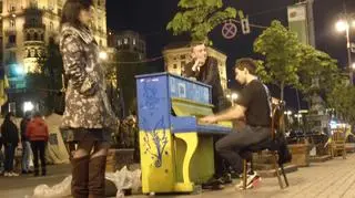 Pianino w barwach narodowych Ukrainy ustawione na kijowskim Majdanie
