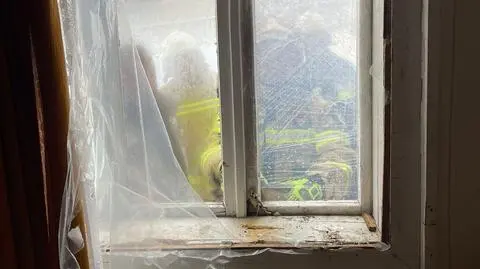 Strażacy i policjanci pomogli starszej kobiecie 