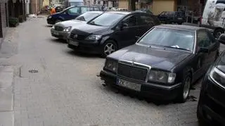 Zaparkowany Mercedes nie pozwolił wykonać robót do końca