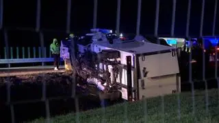 Wypadek na A2. Bus uderzył w pojazd amerykańskiej armii