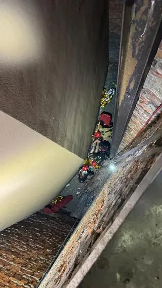 Spadł z trzeciego piętra, utknął między budynkami
