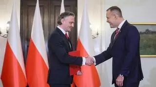 Nowy szef BBN Bartosz Grodecki i prezydent Karol Nawrocki podczas uroczystości w Pałacu Prezydenckim 