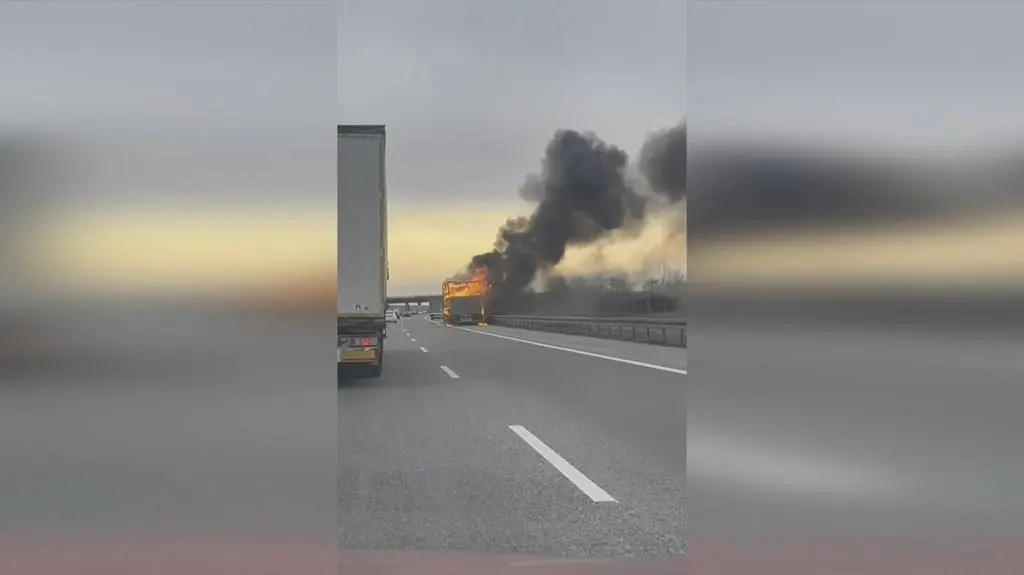 Samochód stanął w płomieniach na autostradzie A2